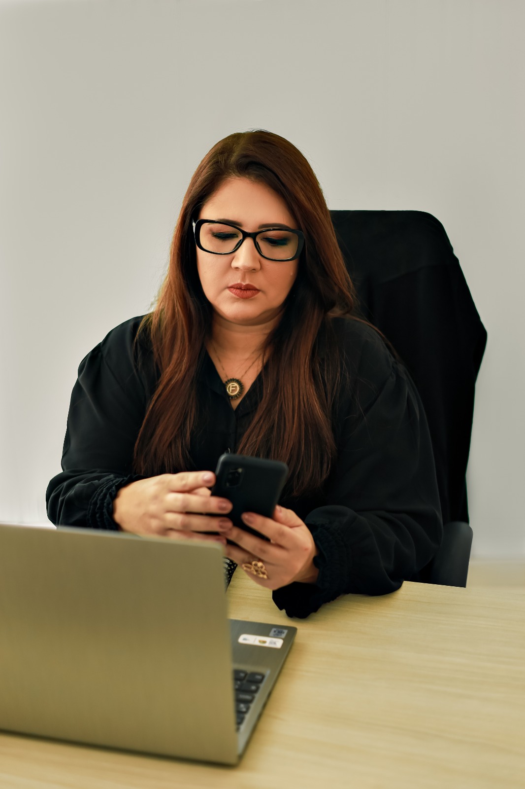 Foto representativa da Psicóloga Fabiana Frade em sua rotina de trabalho